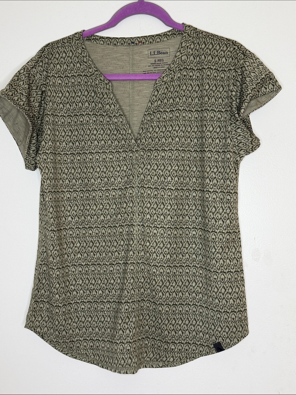 L.L. Bean streamside Olive Patterned Short Sleeve v-neck